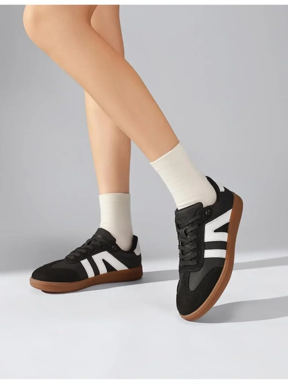 Women's Black Lightweight Retro Gum Sole Non Slip Lace Up Fashion Sneakers